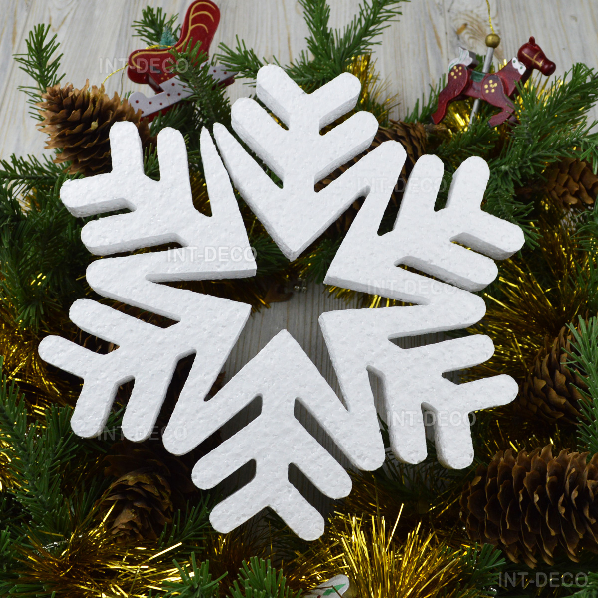 Снежинки из пенопласта