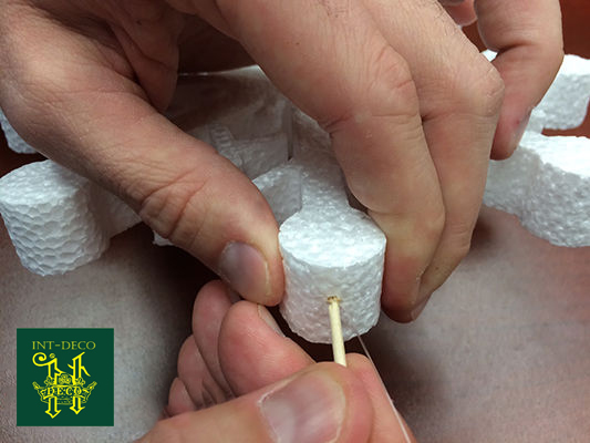 Как подвешивать снежинки из пенопласта?